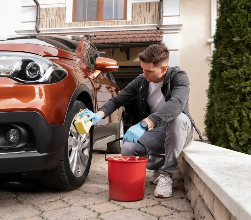Lavage auto à domicile Esnon : professionnel intervenant sur un véhicule